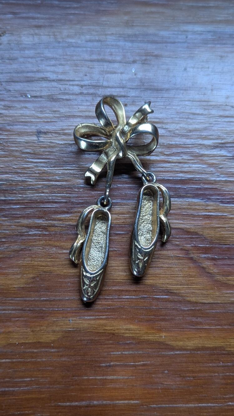 Casual Corner Bow Pin Brooch Dangling Ballet Slippers Gold Tone Vintage